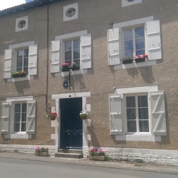 Vingt Grand Rue，位于Le-Vieux-Cérier的酒店