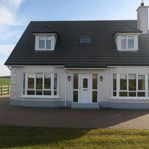 THISTLEDOWN - Ballina - Crossmolina - County Mayo - Sleeps 8 - Sister property to Inglewood，位于巴利纳的酒店