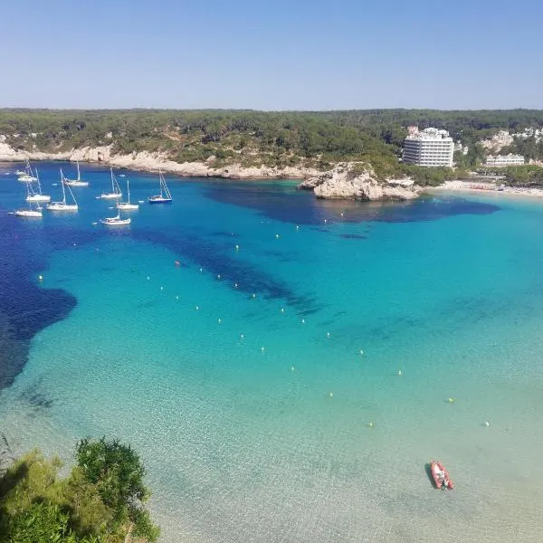 Menorca beach，位于卡拉加尔达纳的酒店