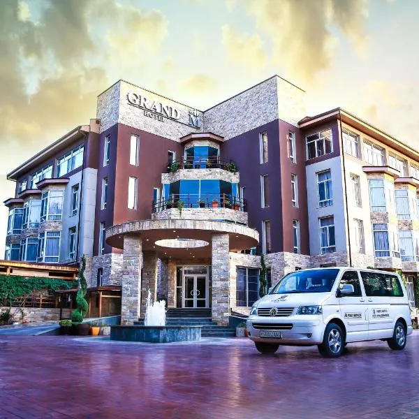 格兰德艾姆酒店，位于纳沃伊的酒店