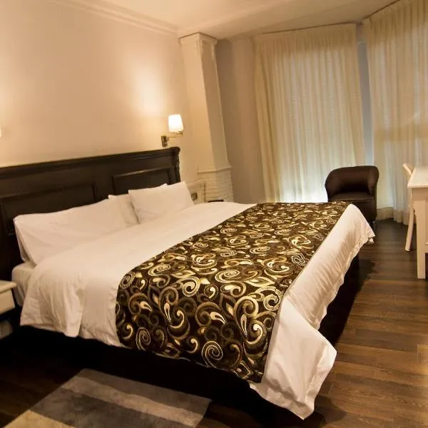新安怡维拉奥泰尔酒店，位于Media Legua的酒店