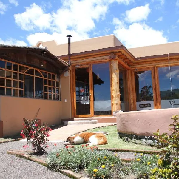 Llullu Llama Mountain Lodge，位于Isinliví的酒店