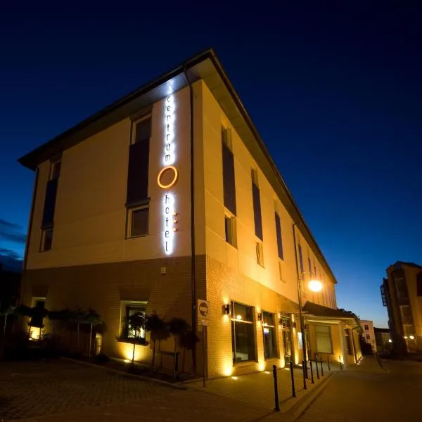Hotel Centrum，位于Laskowice的酒店