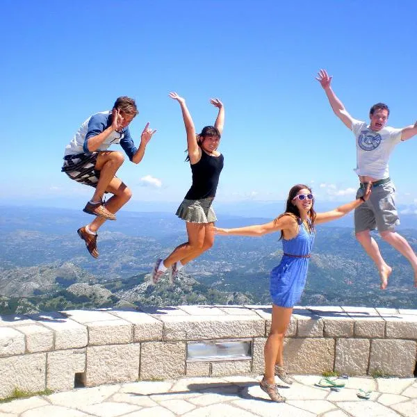 Montenegro Backpackers Home Kotor，位于Boreti的酒店