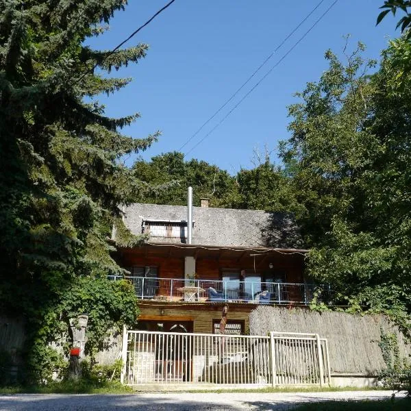 SZARVASKŐ NYARALÓ/ DEER ROCK COTTAGE，位于Vámosmikola的酒店