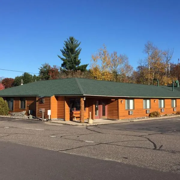 Northwoods Inn & Suites Minocqua，位于Arbor Vitae的酒店