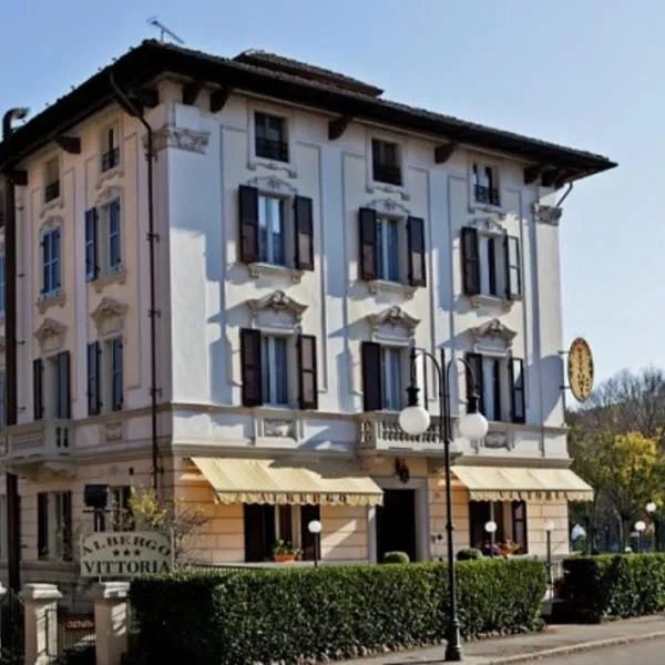 Albergo Vittoria，位于萨尔索马焦雷泰尔梅的酒店