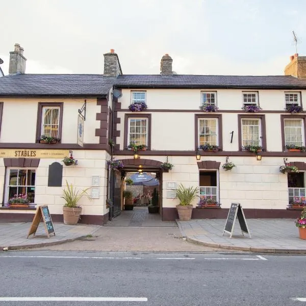 The Royal Oak Pub，位于Llanwnen的酒店