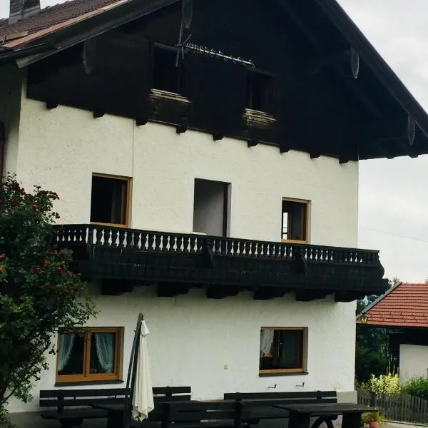 Bauernhaus Dhillon，位于基姆湖畔贝尔瑙的酒店