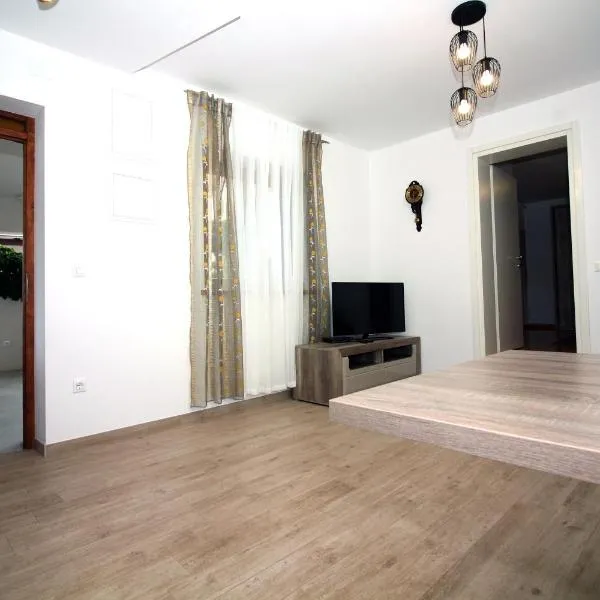 Apartmani TEO，位于迪斯诺的酒店