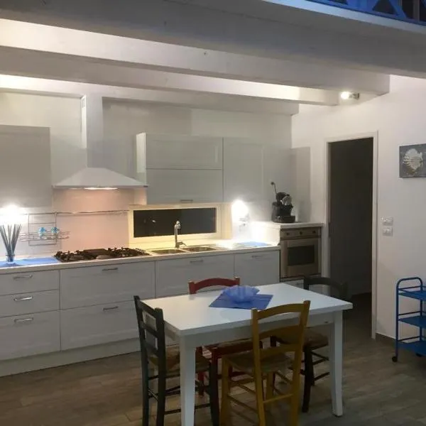 Casa Azzurra，位于马里纳迪焦约萨伊奥尼卡的酒店