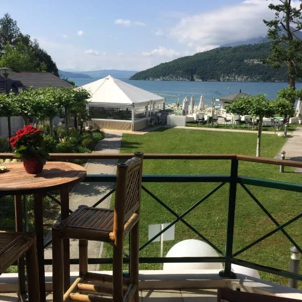 la baie des voiles ,vue lac d'Annecy ,plage privée，位于杜约特的酒店
