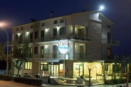 瑞瓦马尔酒店，位于Massignano的酒店