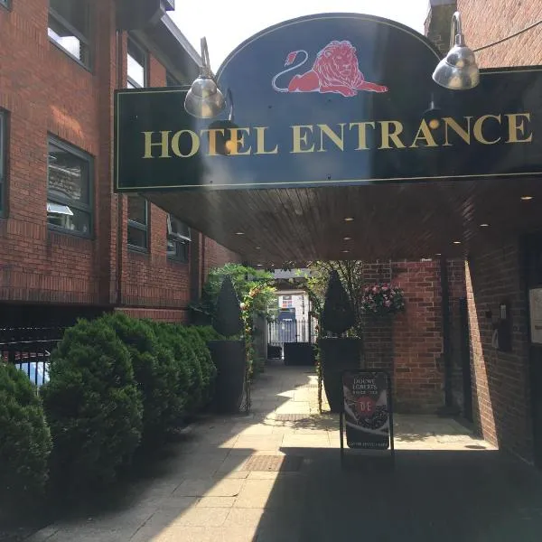 赫里博恩红狮酒店，位于贝辛斯托克的酒店