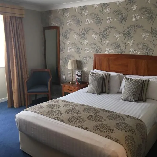 赫里博恩红狮酒店，位于Tadley的酒店