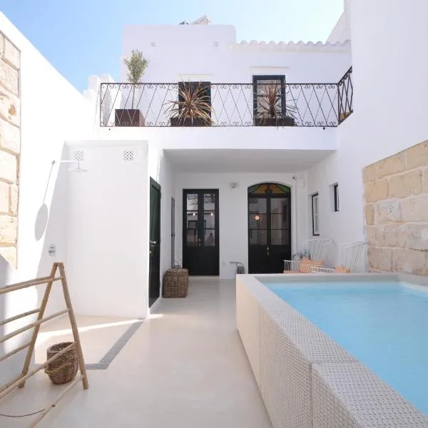 LLONGA'S Hostel，位于休达德亚的酒店