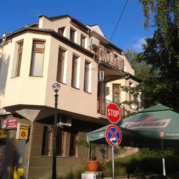 Apartment Domino，位于Dŭbravka的酒店