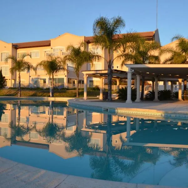 Howard Johnson Resort Spa & Convention Center，位于La Paz的酒店