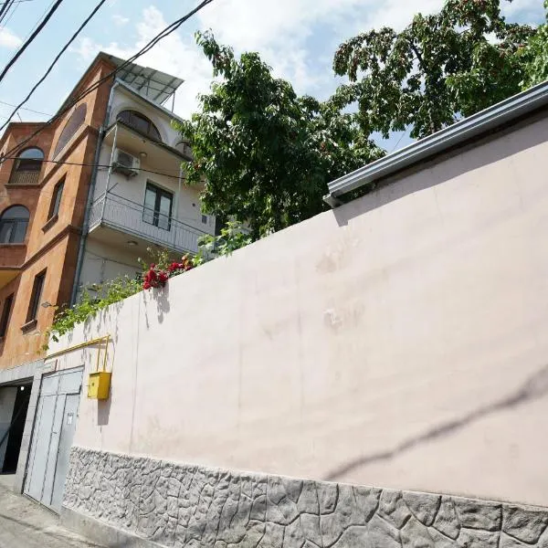 Nice house in the heart of the city，位于埃里温的酒店