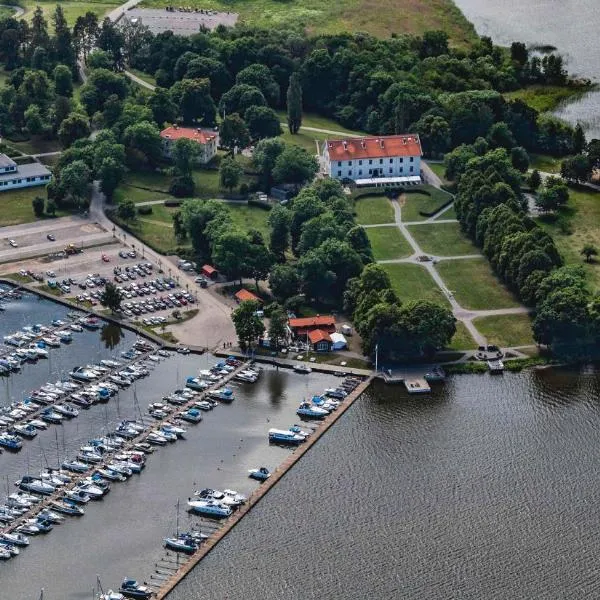 尚德比霍尔莫斯斯洛特酒店，位于Björsund的酒店