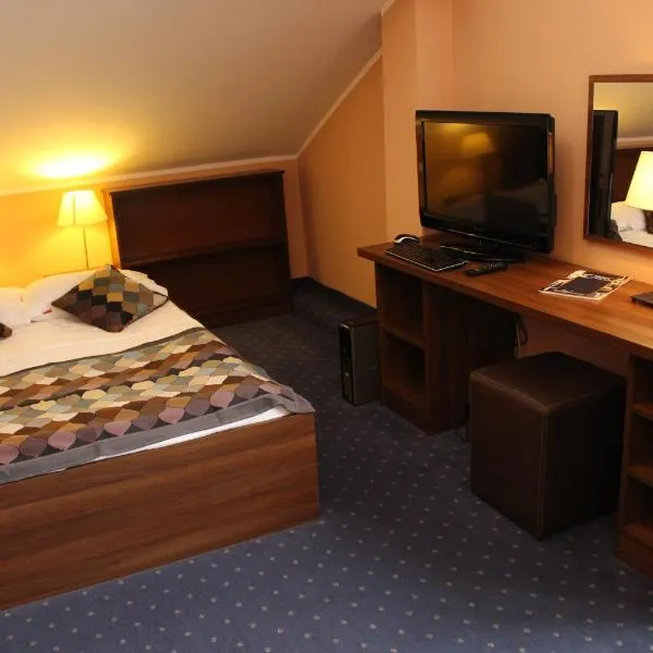 Hotel Colnus，位于Turośl的酒店