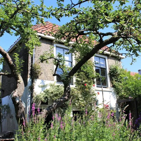 Apple Tree Cottage - discover this charming home at beautiful canal in our idyllic garden，位于Stolwijk的酒店