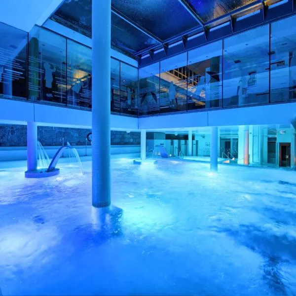 艾米达浴场酒店，位于Llonín的酒店