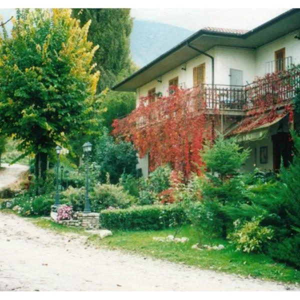 Albergo-Ristorante"Parco alle Noci"tra la Cascata delle Marmore,Labro e valle Santa di S Francesco，位于Polino的酒店