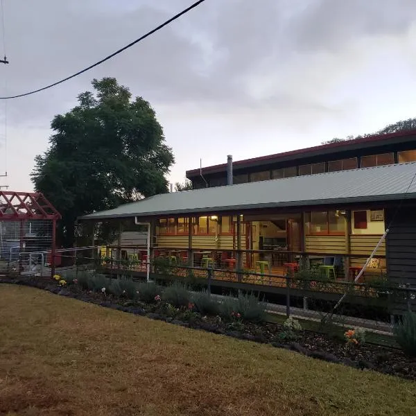 圣诞溪咖啡厅及小木屋，位于Tabooba的酒店