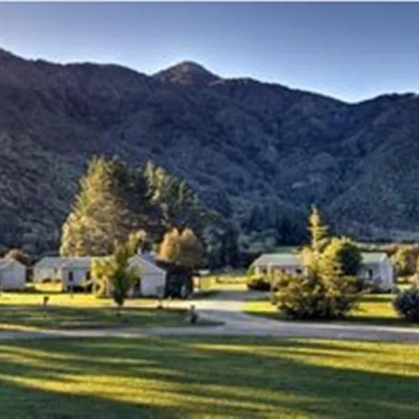 史密斯农场假日公园酒店，位于Te Rawa的酒店