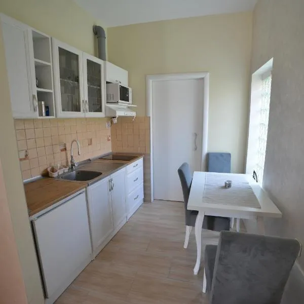 Apartmani MV,位于乌日策的酒店