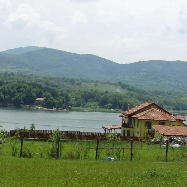 Vila on a Lake Lyastoviche Gnezdo near Troyan，位于Dermantsi的酒店