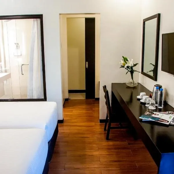 Piña Suites，位于拉阿尔武埃拉的酒店