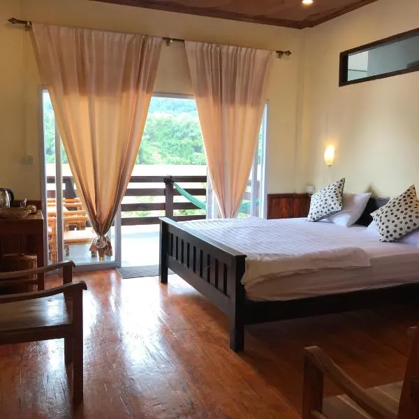 河景简易别墅旅馆，位于Muang Ngoy的酒店