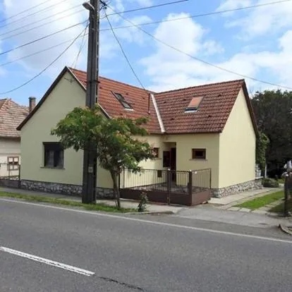 Barackos Vendégház Bár，位于Dunaszekcső的酒店
