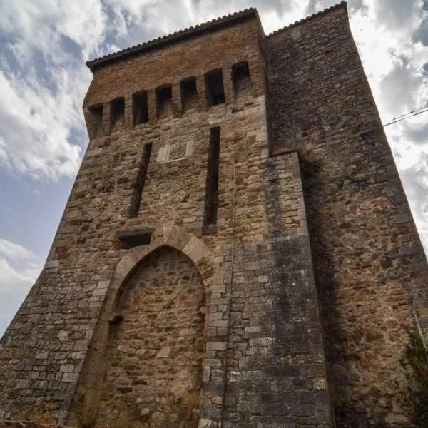 Torre Caetani- Night in a medieval tower，位于马萨马尔塔纳的酒店