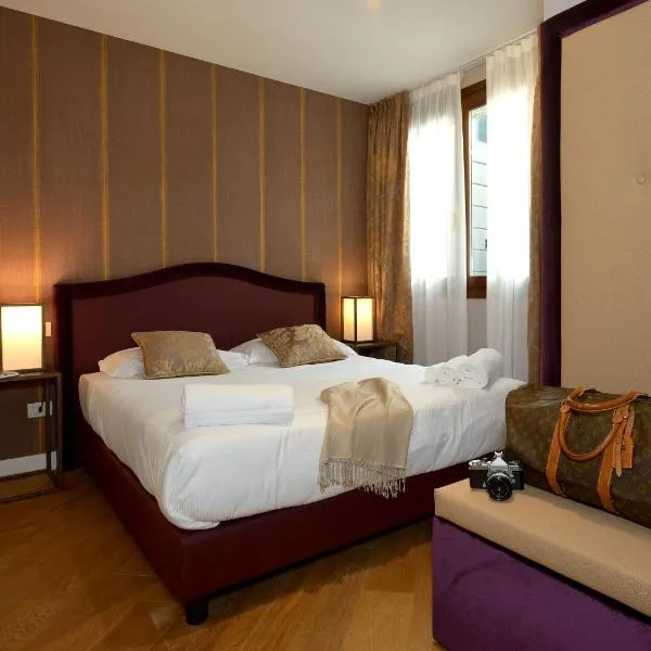 凤凰公寓式酒店，位于索托马里纳的酒店