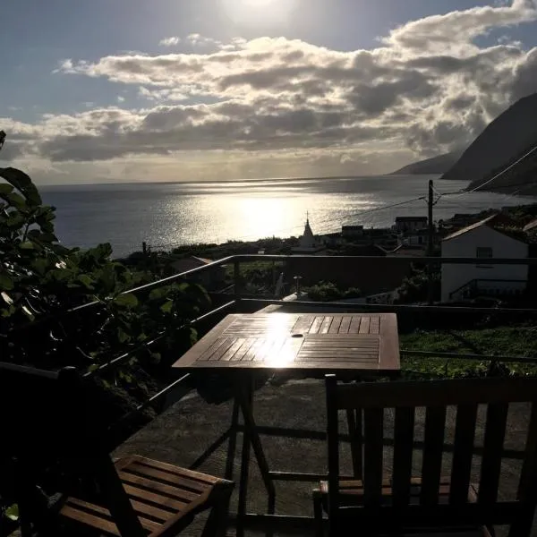 A Casa do Avô Coelho，位于Fajã de São João的酒店