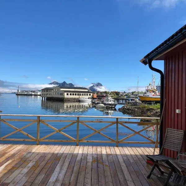 Nora's Waterfront Cabin，位于Ulvågen的酒店