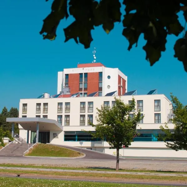 Hotel Park Superior 3*，位于Nedelišće的酒店
