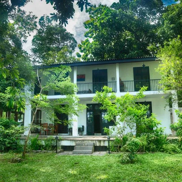 Villa by the Lake Bolgoda, Moratuwa-Colombo，位于莫拉图瓦的酒店
