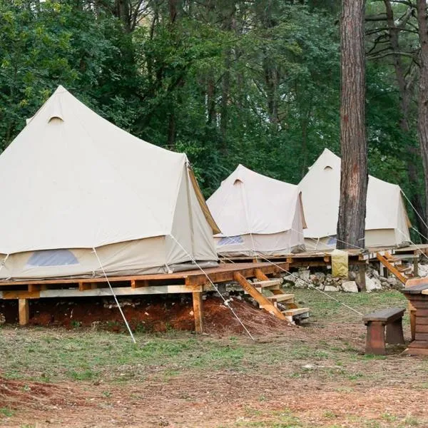 Camp 'Dvor' bell tent accommodation，位于赫尔吉奇的酒店