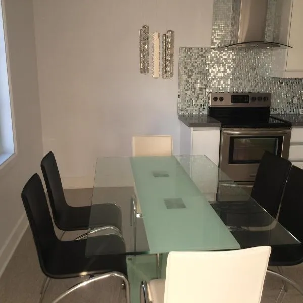Luxury Two Story Villa Unit A，位于拉瓦尔的酒店