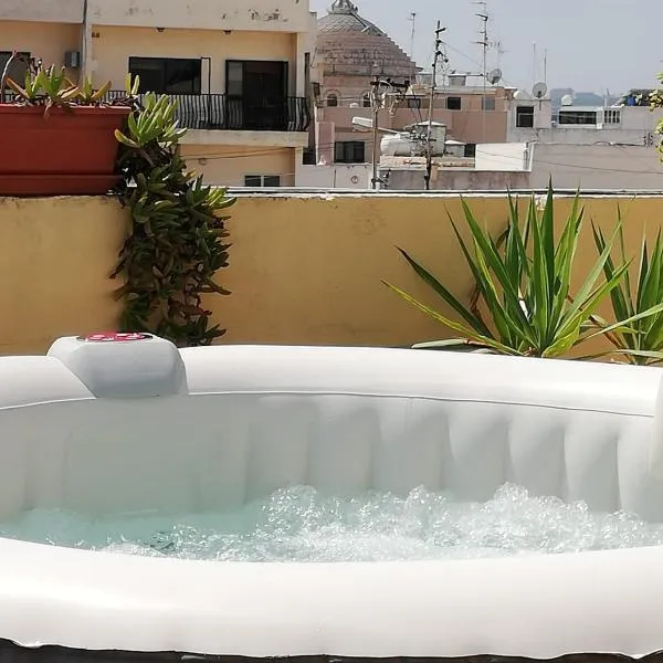 Studio apartment with private terrace, Jacuzzi & views，位于莫斯塔的酒店