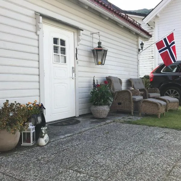 Koselig Landsbyhus i Nordfjord，位于Hopland的酒店