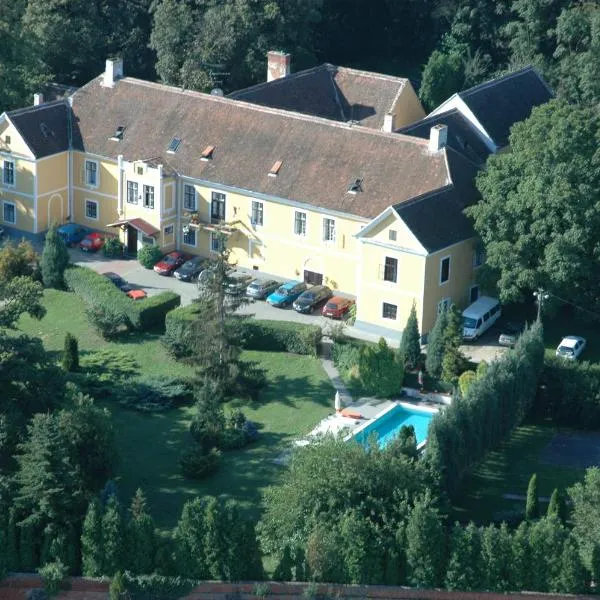 希特凯城堡旅馆，位于Borgáta的酒店