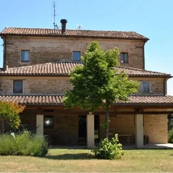 Stone farmhouse in Moie，位于Castelplanio的酒店