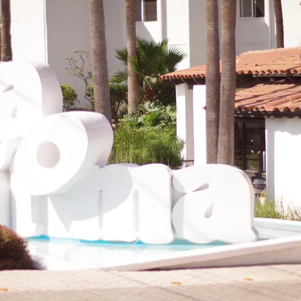 La Paloma Beach&Tennis Resort，位于Popotla的酒店