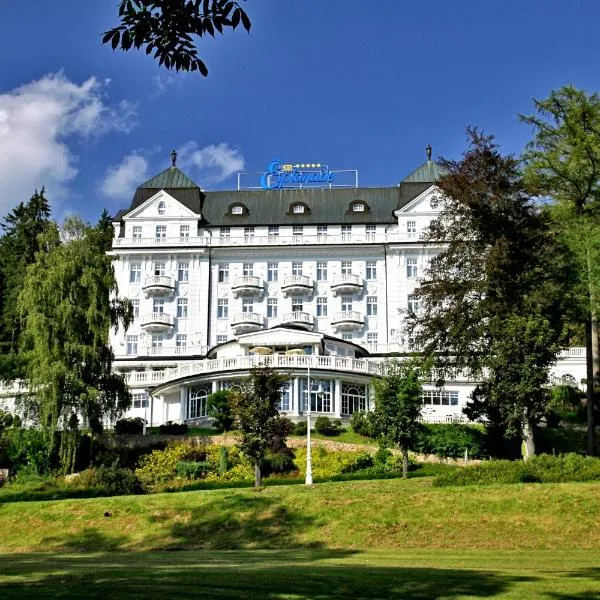 滨海温泉高尔夫度假酒店，位于Poutnov的酒店