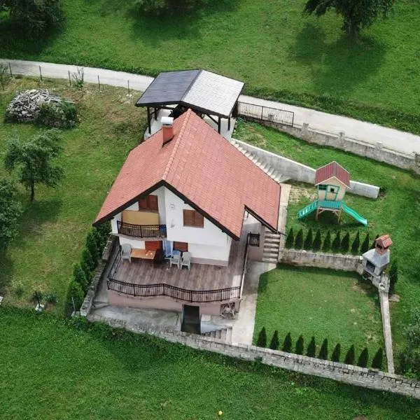 Holiday Home Dzeni，位于泽尼察的酒店